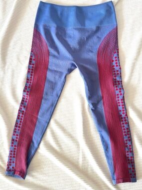 FABLETICS Stars & Stripes Red & Blue Ribbed Compressive Crop 21” Leggings Medium